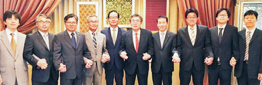 박기동 한국가스안전공사 사장(왼쪽 다섯번째)과 JIA 관계자 등이 '제20회 한·일 인증·기술교류회의'에서 기념촬영을 하고 있다.     한국가스안전공사 제공